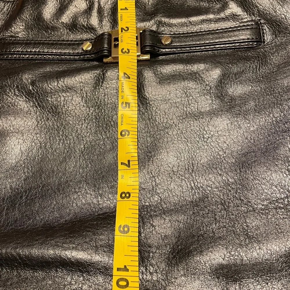 Authentic Leather Tory Burch Shoulder Bag .